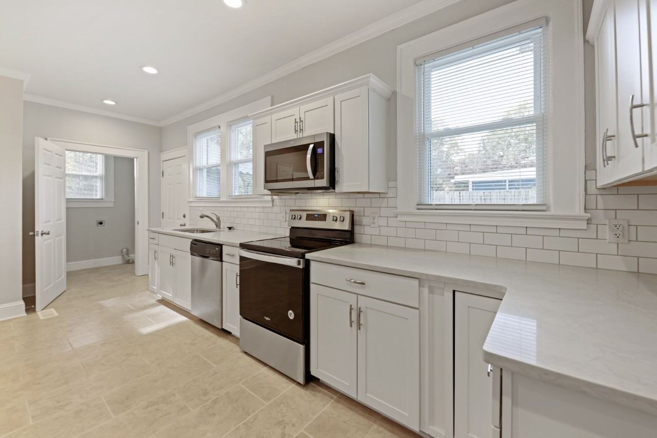 1015 S Hawthorne Rd - Photo 2 of 20