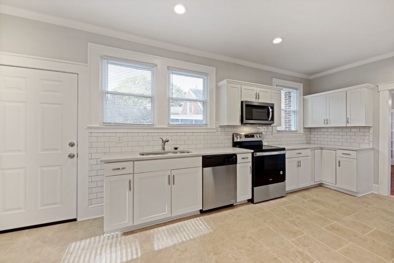 1015 S Hawthorne Rd - Photo 3 of 20