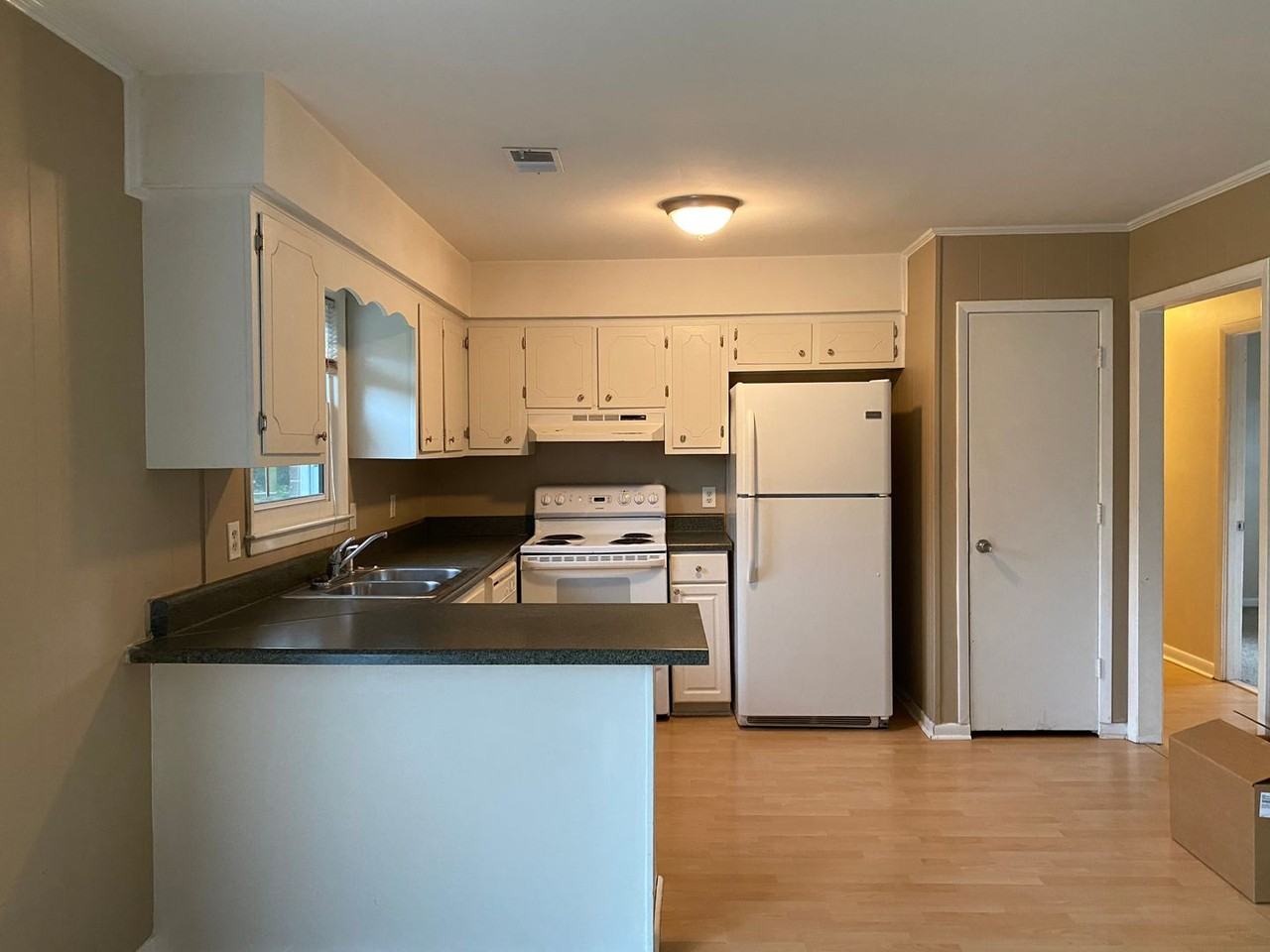 1206 Kenningston St - Photo 4 of 23