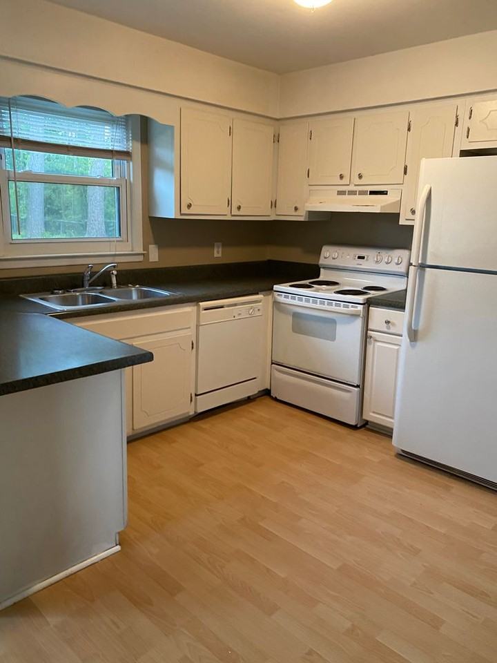 1206 Kenningston St - Photo 5 of 23