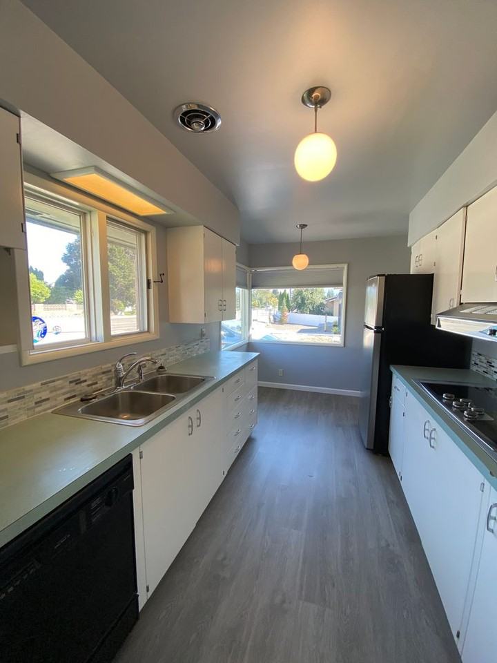 1530 Eastmont Ave - Photo 2 of 23