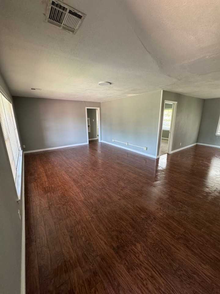 1313 Sw 6th St - Photo 2 of 12