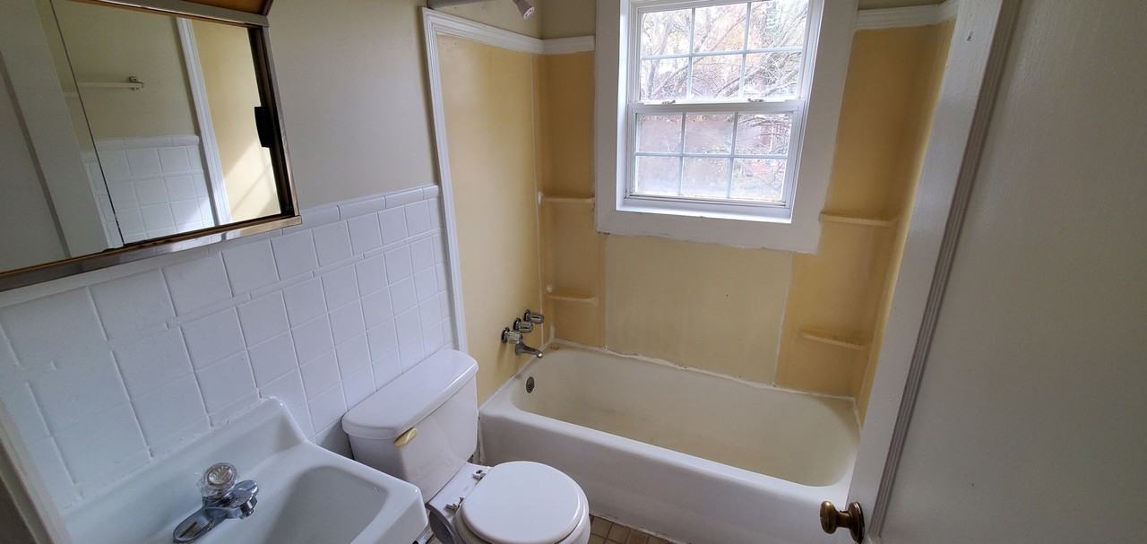 905 Grayland St Apt B - Photo 7 of 10