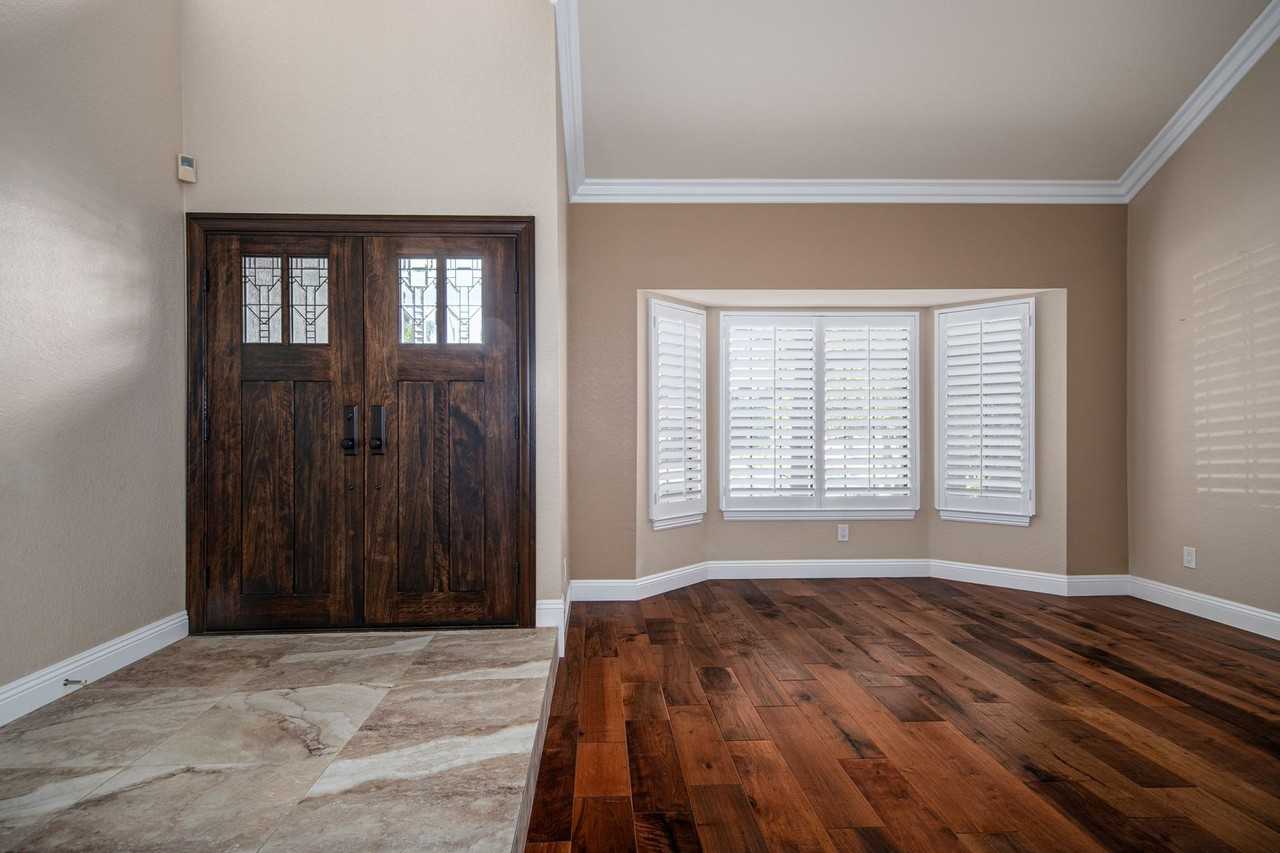 26253 Cresthaven Ct - Photo 4 of 37
