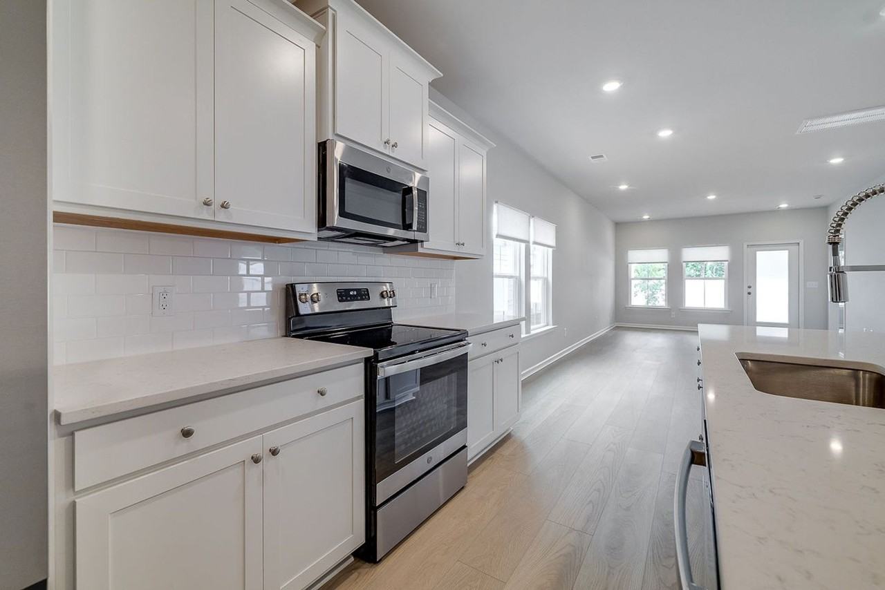 128 Holloway Hl - Photo 2 of 50