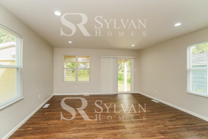 1121 Wellington Blvd - Photo 3 of 16