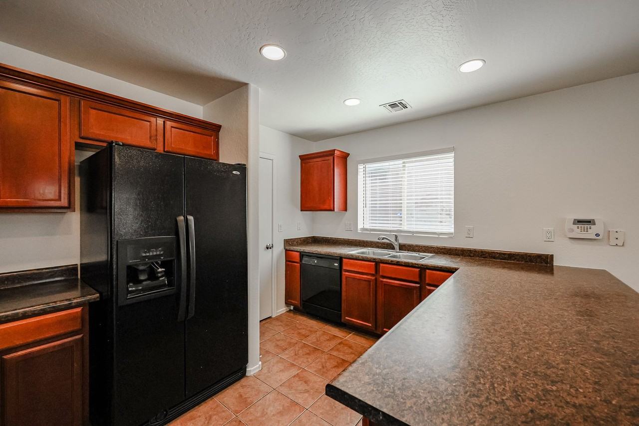 10751 W Coolidge St - Photo 5 of 48