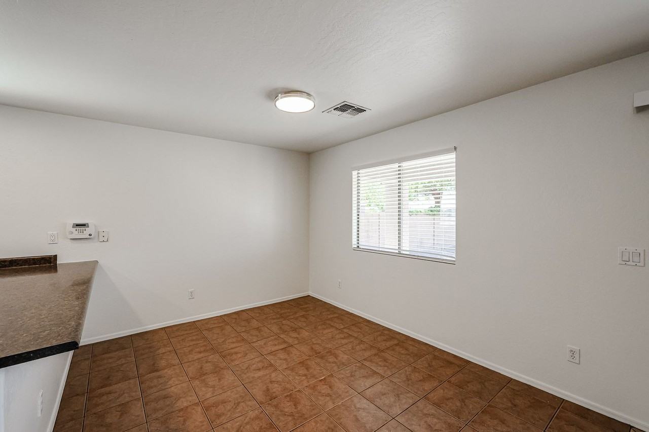 10751 W Coolidge St - Photo 6 of 48