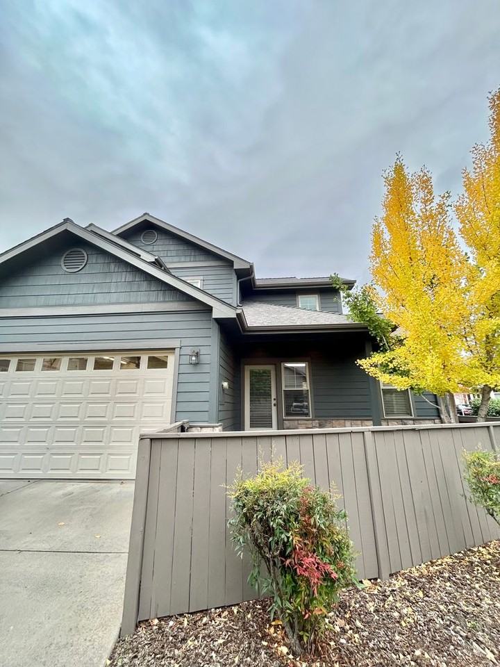 454 Briscoe Pl - Photo 3 of 23