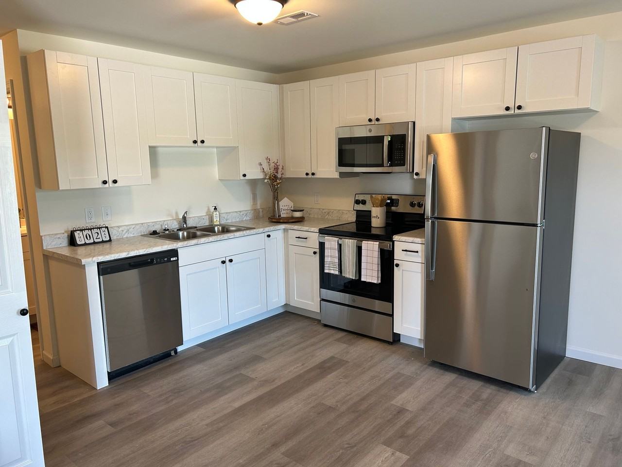 Brand new 2 bedroom 2 bathroom garden style apartments! - Photo 3 of 13