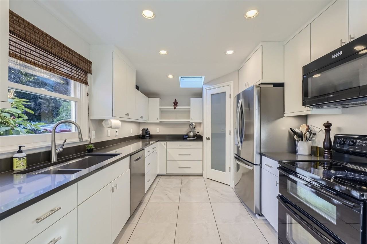 6202 38th Ave Ne - Photo 5 of 28