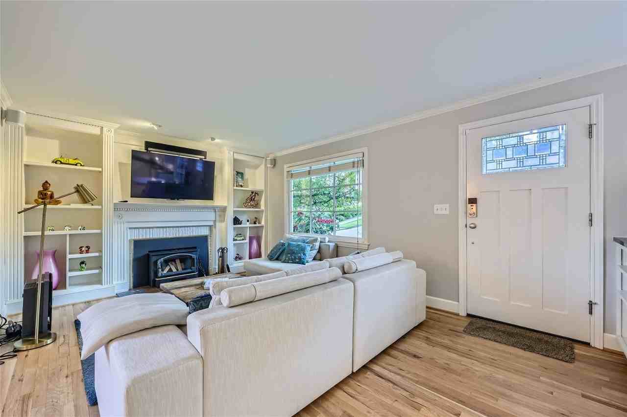 6202 38th Ave Ne - Photo 7 of 28