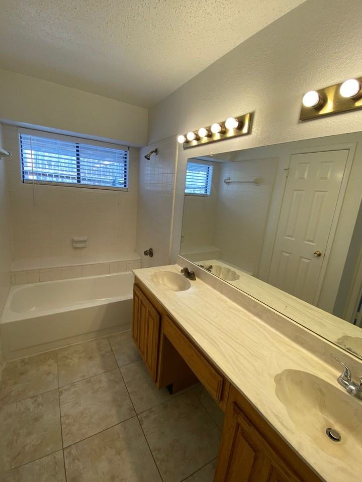7904 Steppington Dr - Photo 5 of 11