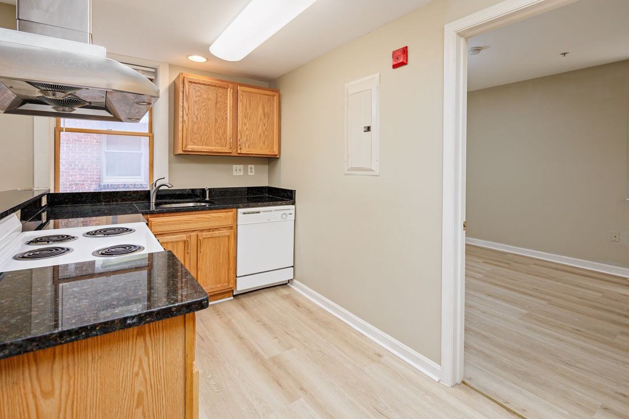 Astor Court Apartments - Photo 3 of 39