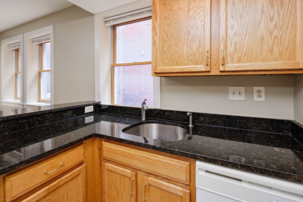 Astor Court Apartments - Photo 4 of 39