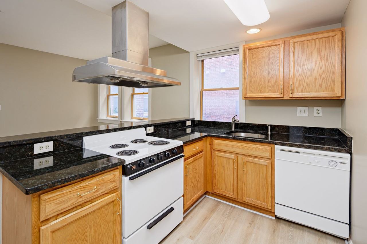 Astor Court Apartments - Photo 5 of 39