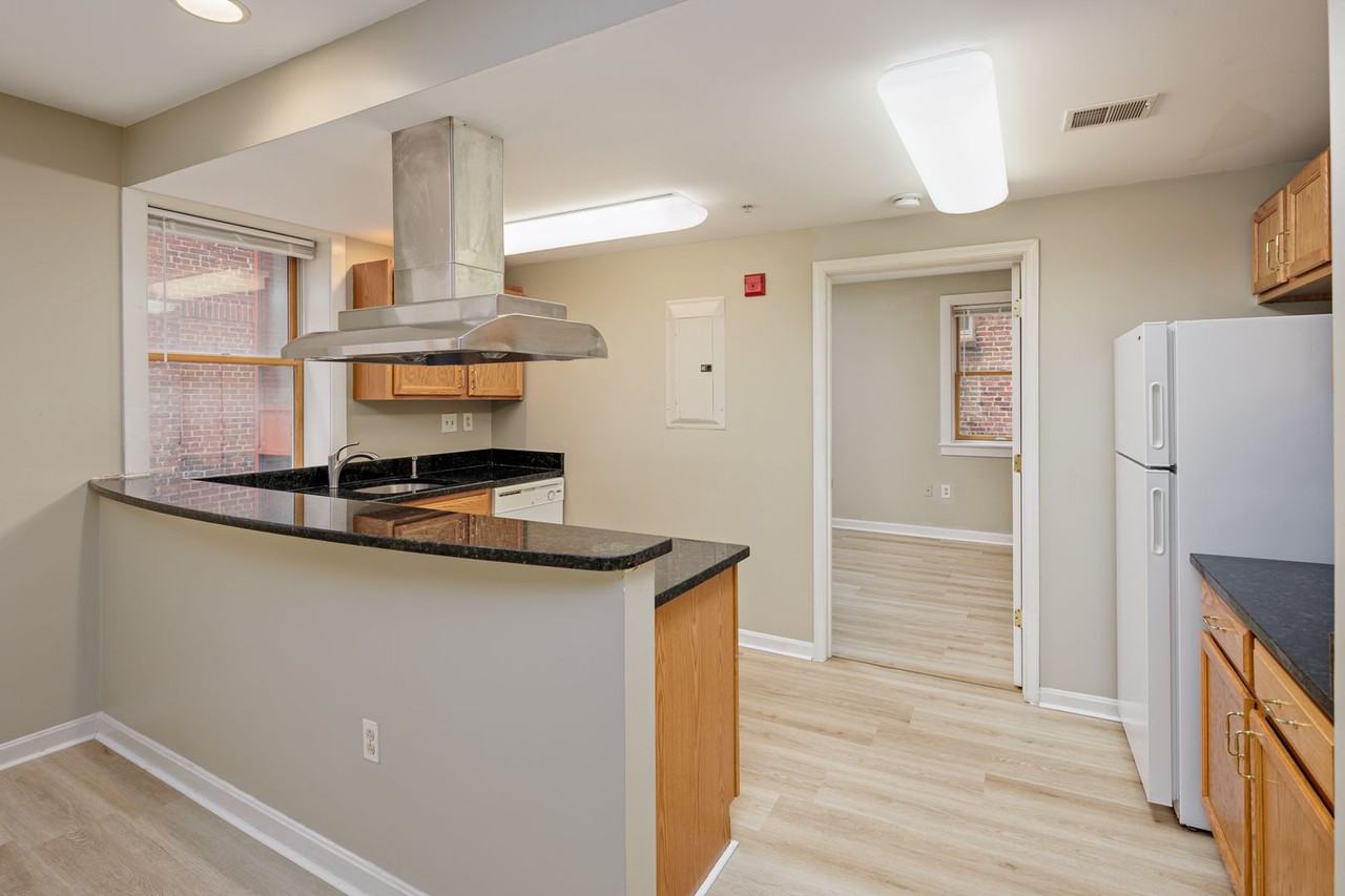 Astor Court Apartments - Photo 6 of 39