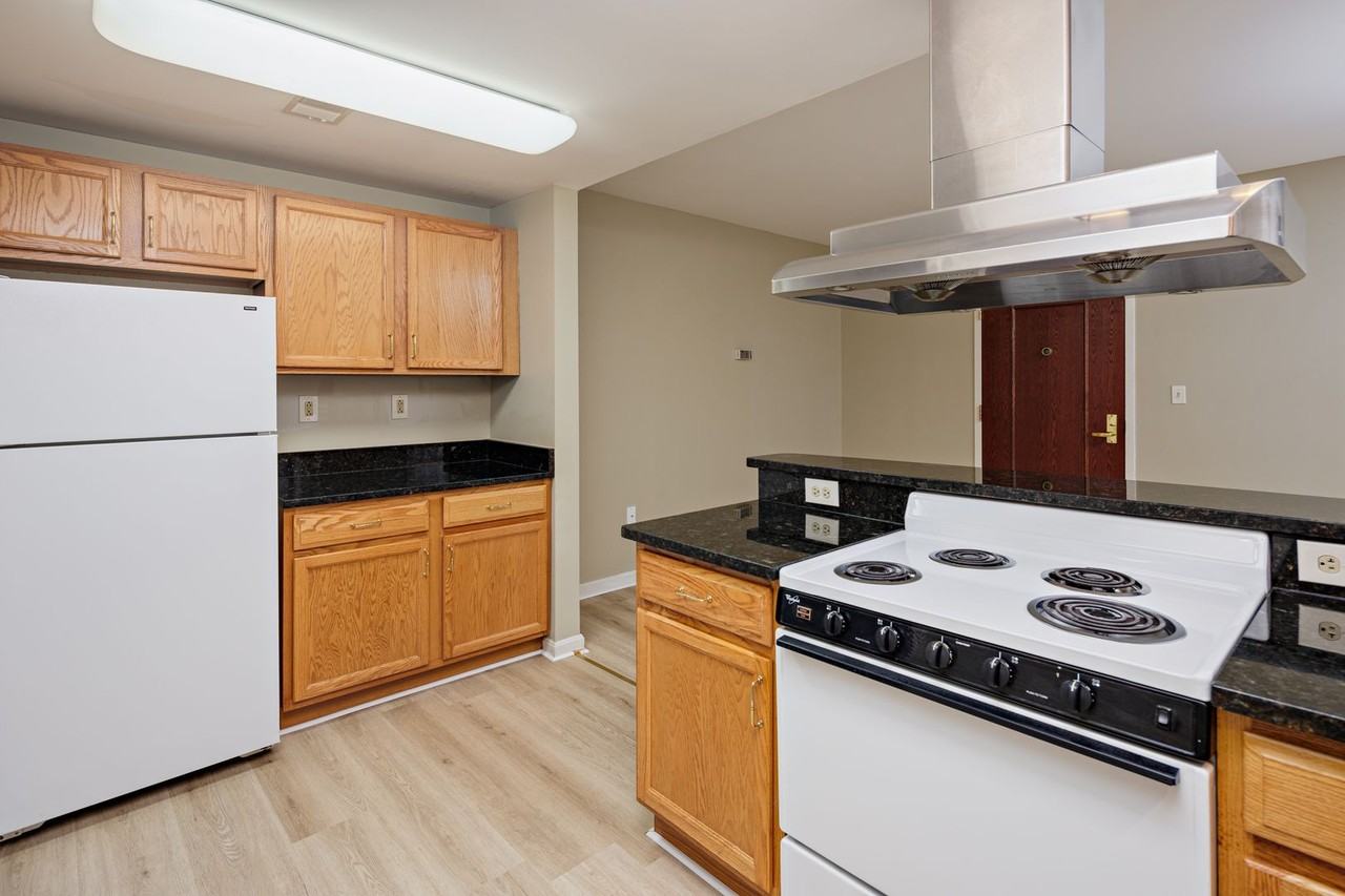 Astor Court Apartments - Photo 7 of 39