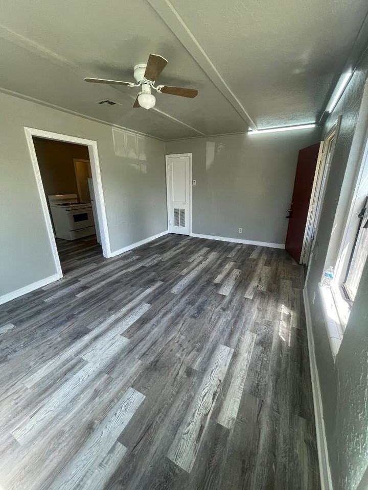 1137 Arkansas St - Photo 2 of 10
