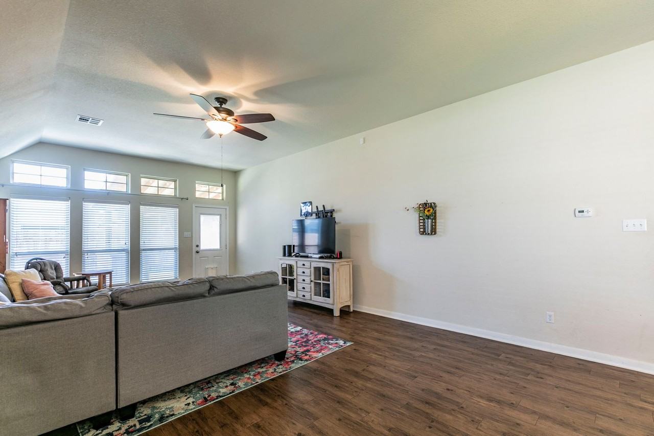 5317 Lancaster Dr - Photo 4 of 32