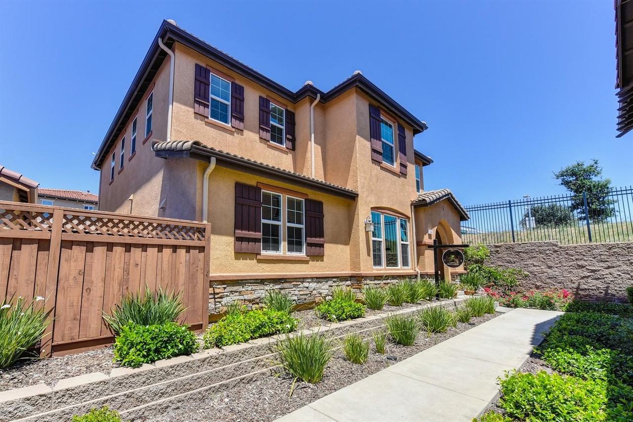 134 Barnhill Dr #1 - Photo 2 of 21