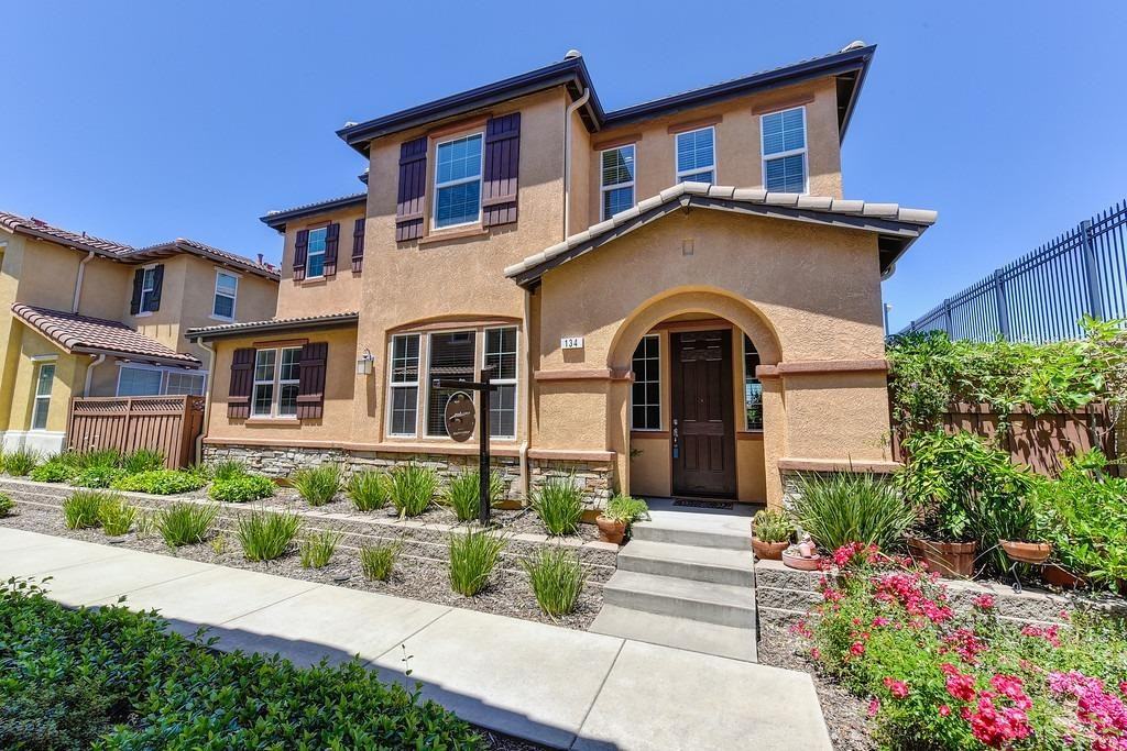 134 Barnhill Dr #1 - Photo 3 of 21