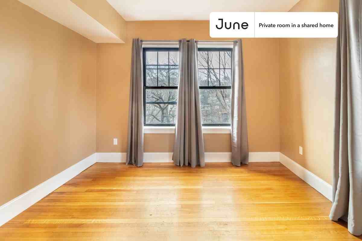 1592 Beacon St #A - Photo 7 of 26