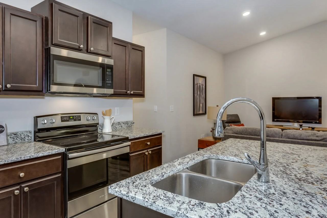 2216 E Cheyenne Ct - Photo 2 of 10