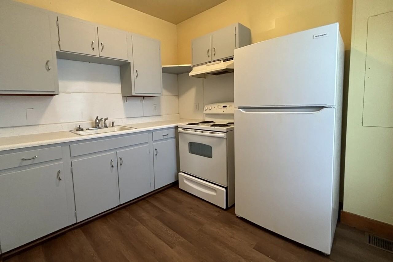 357 College Ave Unit B - Photo 3 of 10