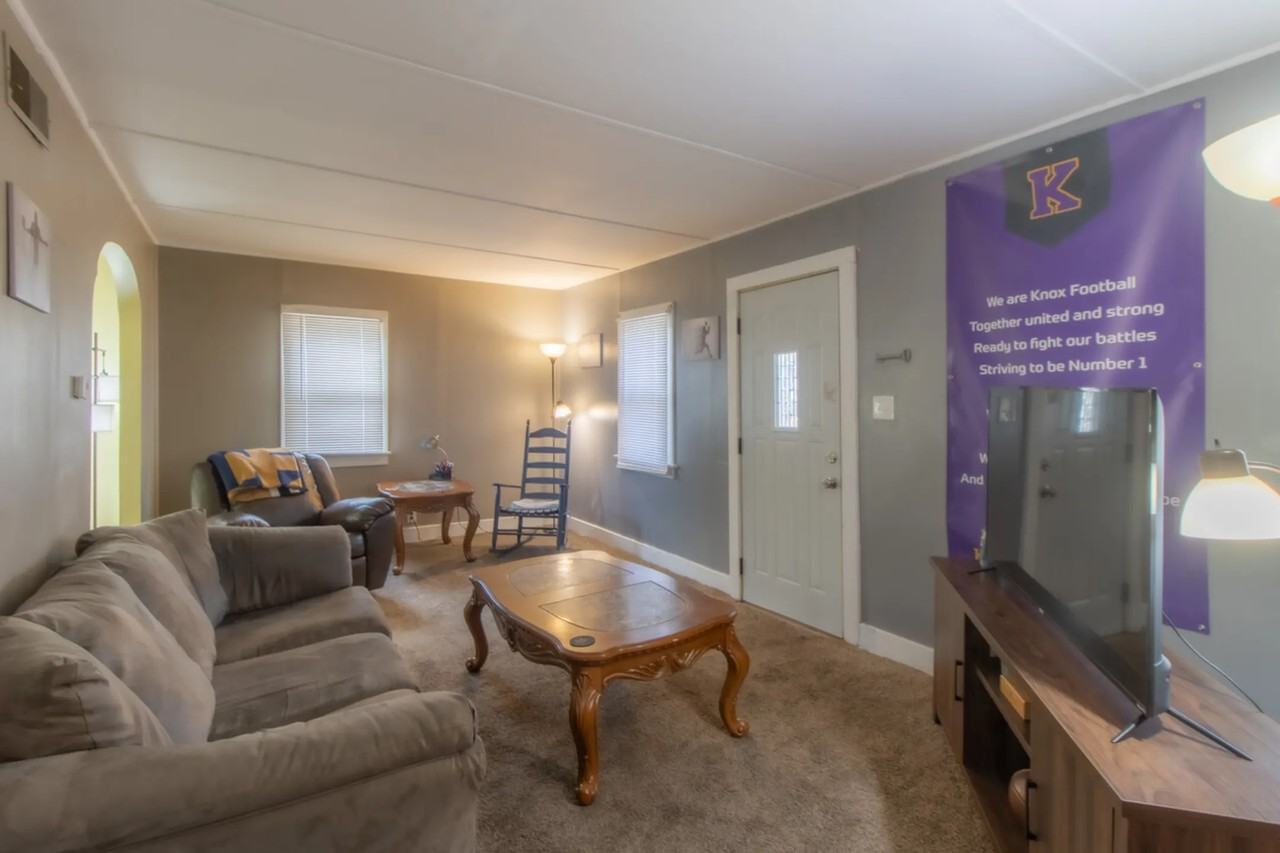 1022 Greenleaf St - Photo 3 of 9