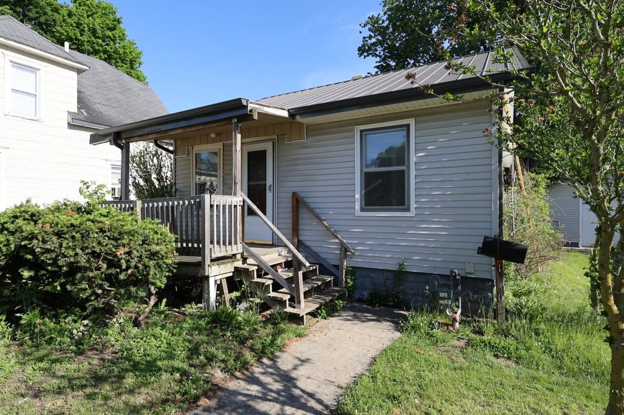 1130 Baldwin St - Photo 2 of 19