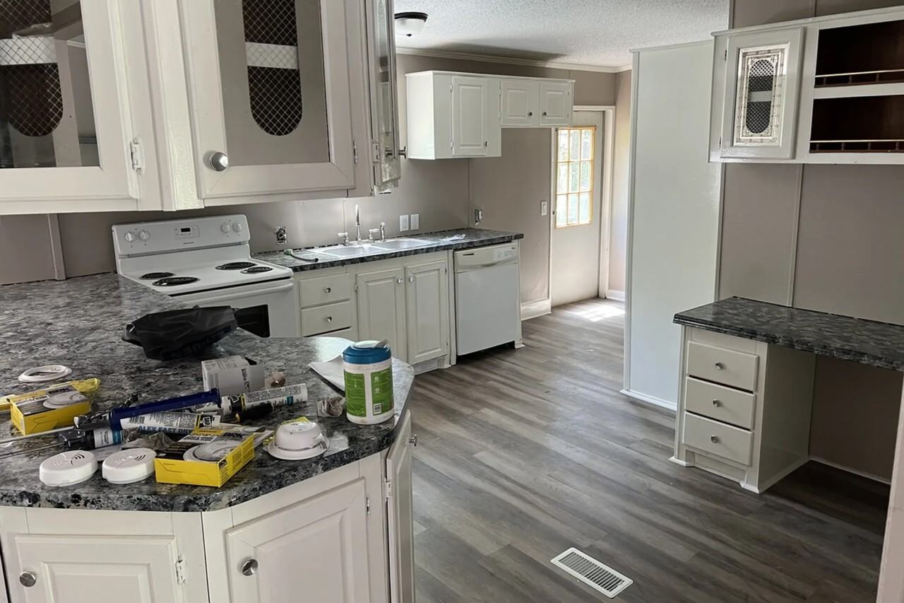 560 Windwood Dr - Photo 2 of 5