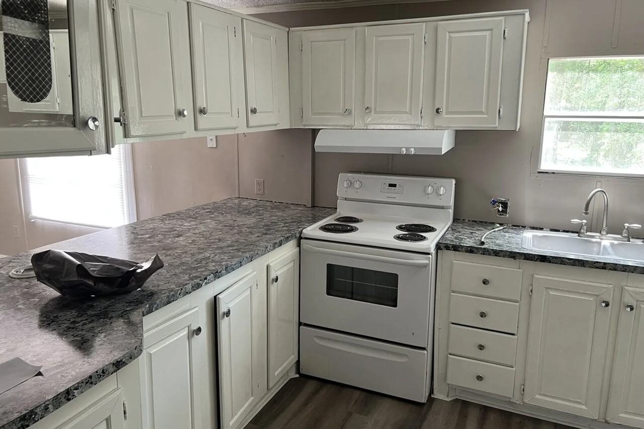 560 Windwood Dr - Photo 3 of 5