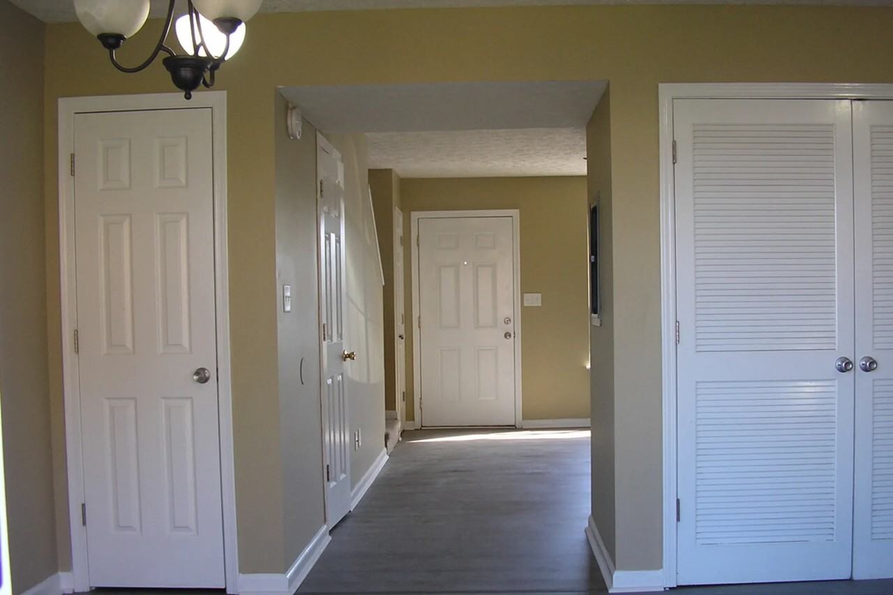 1957 Stonehenge Ave Apt C - Photo 2 of 8