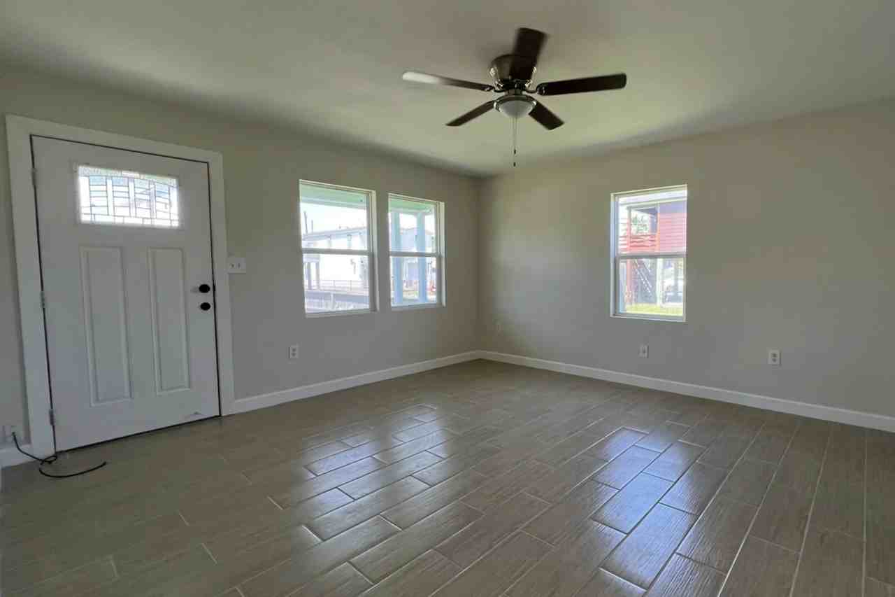 2112 Victory St Unit 1 - Photo 3 of 11