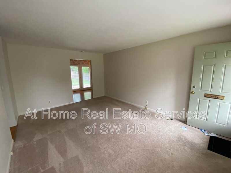 2027 S Kentwood Ave - Photo 3 of 11
