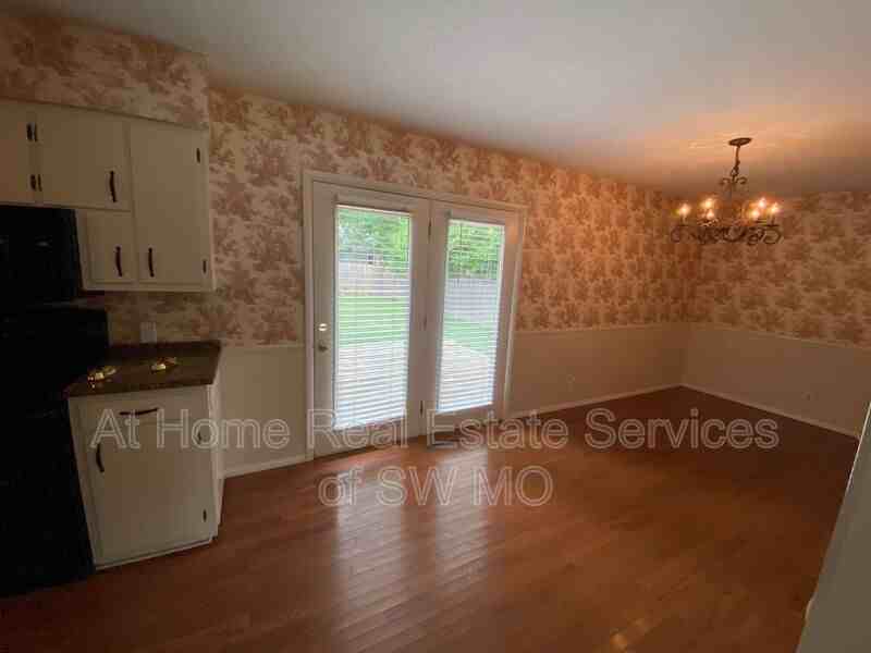 2027 S Kentwood Ave - Photo 4 of 11