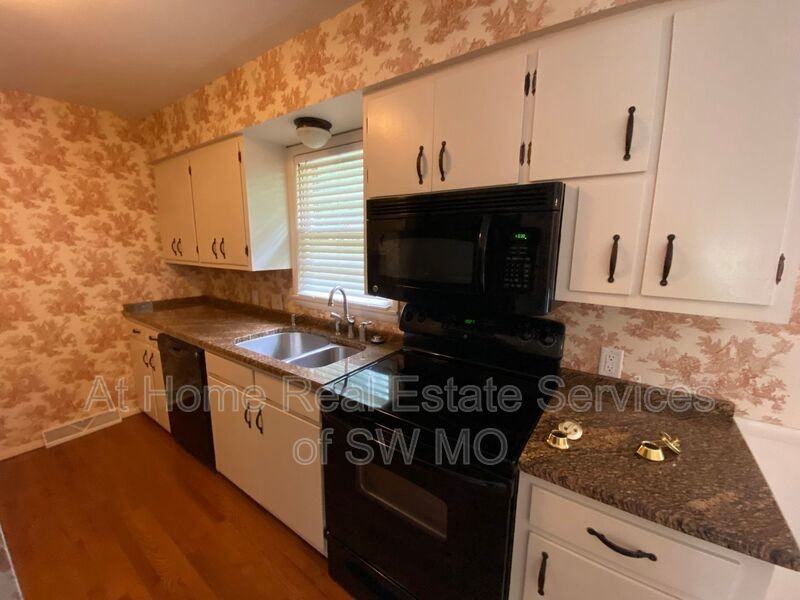 2027 S Kentwood Ave - Photo 6 of 11