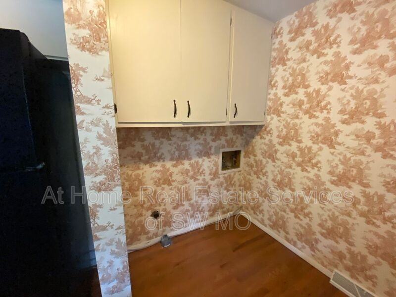 2027 S Kentwood Ave - Photo 7 of 11