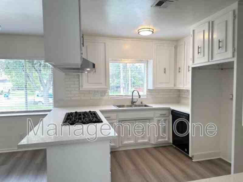 2931 Ronald St - Photo 2 of 28