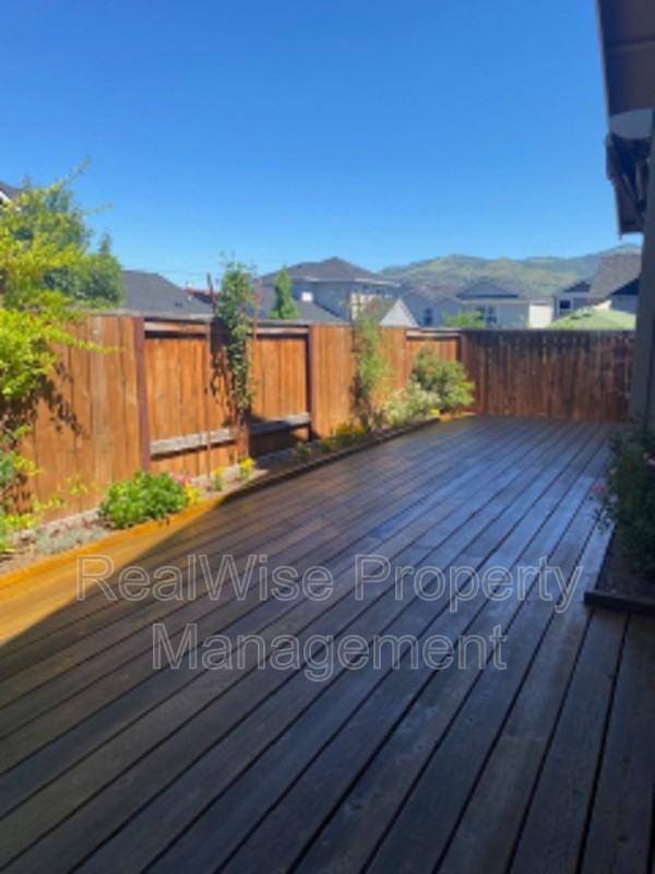 72 William Way - Photo 2 of 25