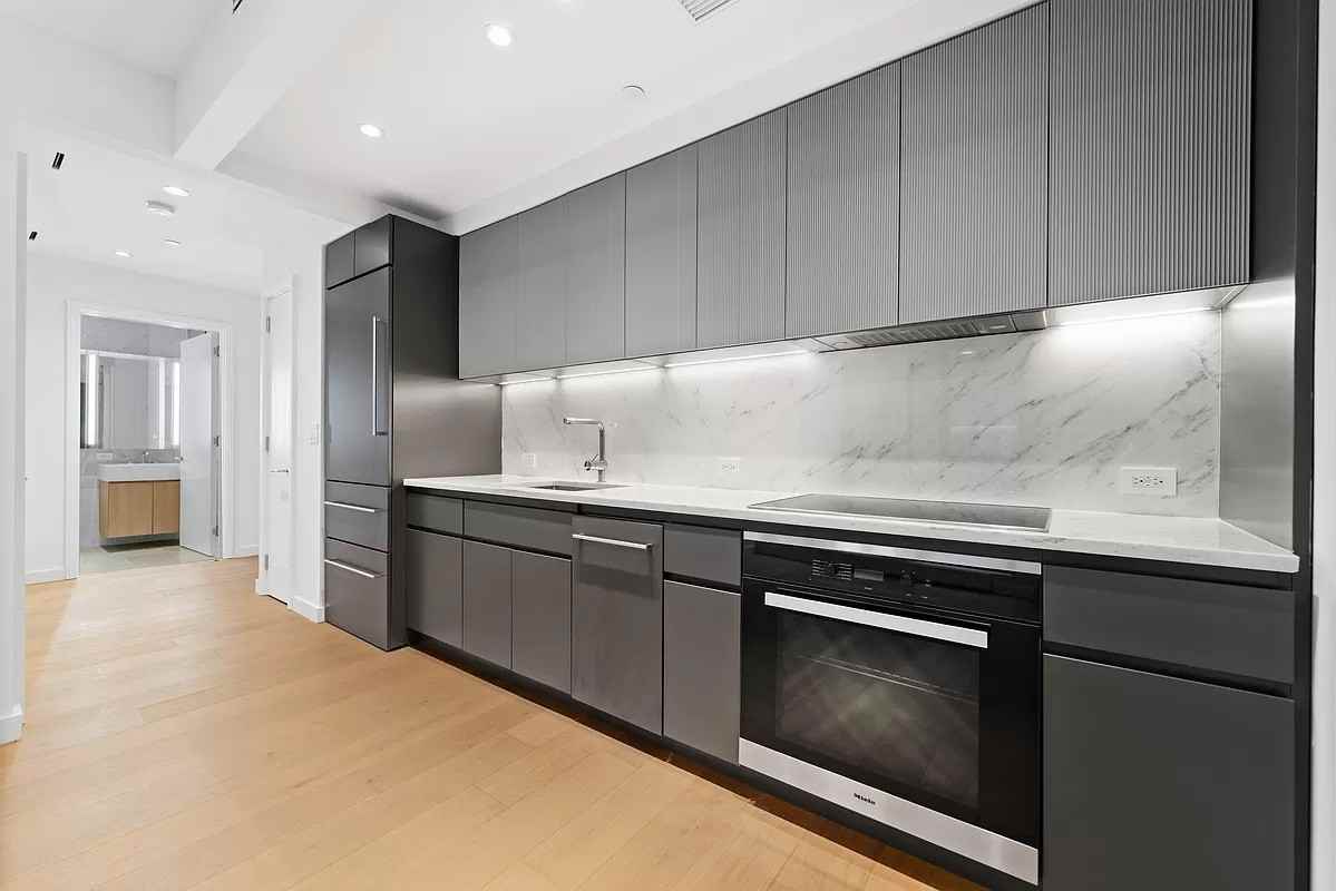 300 West 30th Street - Photo 2 of 9