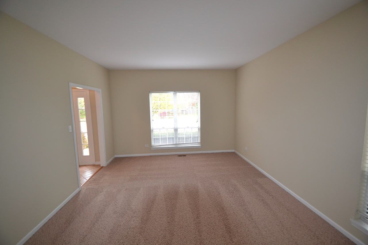 540 Meadowview Dr - Photo 3 of 8