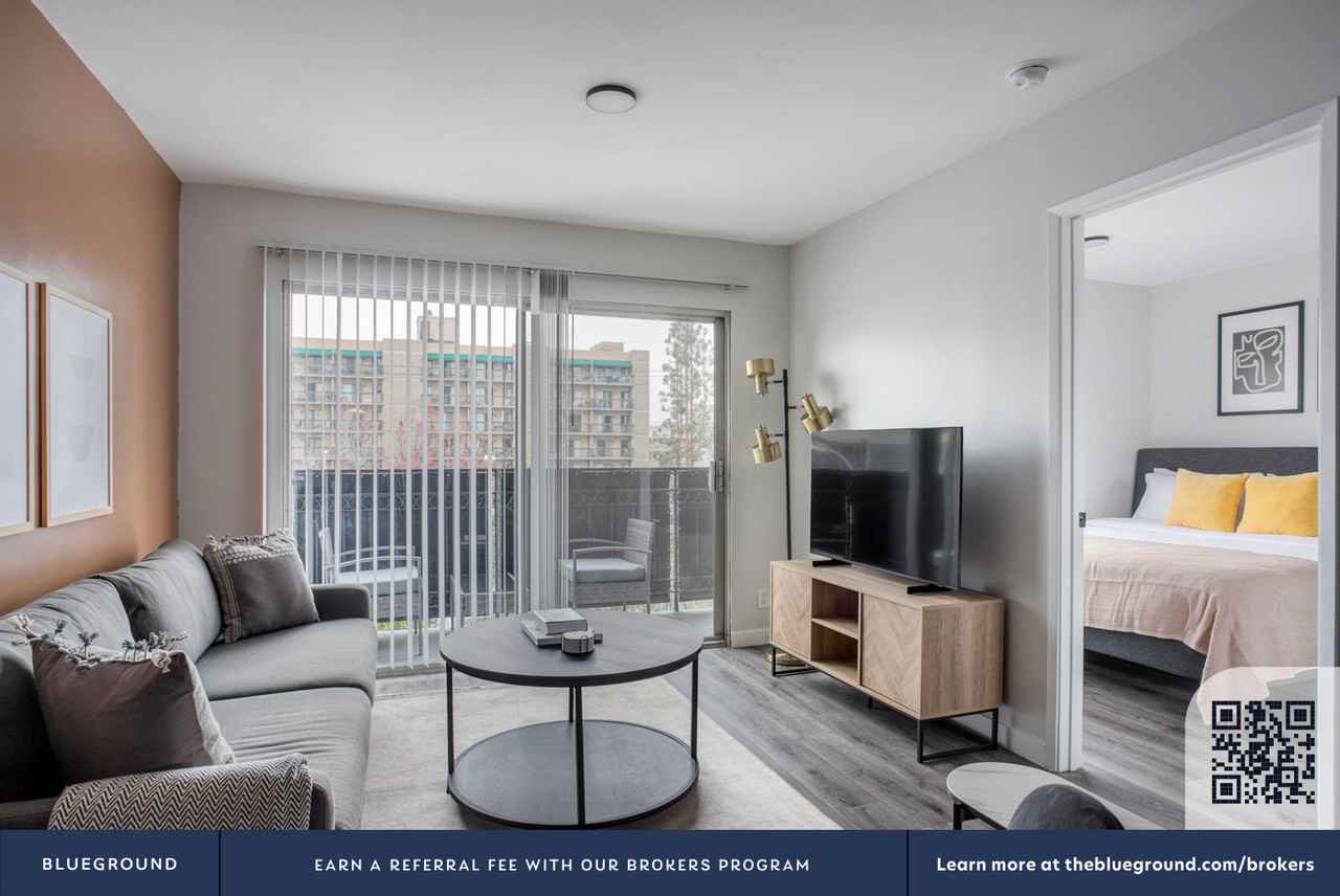 1635 North Martel Avenue - Photo 5 of 53