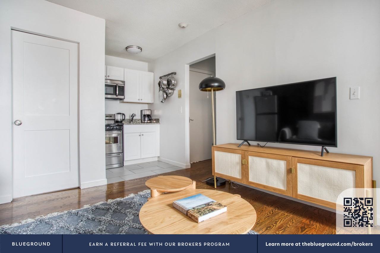 538 East Broadway - Photo 4 of 15