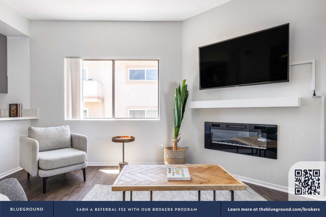 711 N Sweetzer Ave #430 - Photo 5 of 23