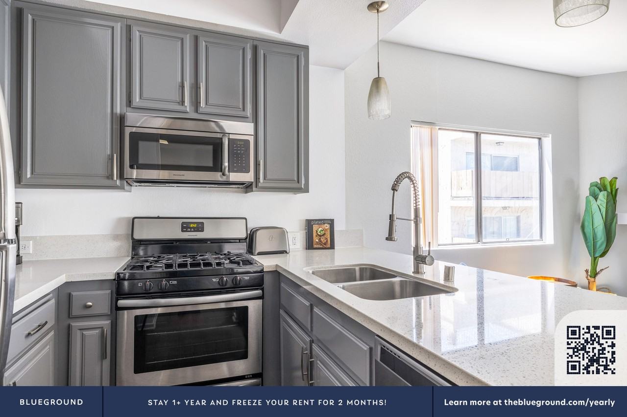 711 N Sweetzer Ave #430 - Photo 7 of 22