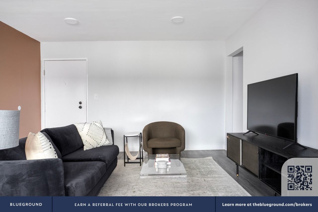 616 North Sweetzer Avenue - Photo 5 of 27