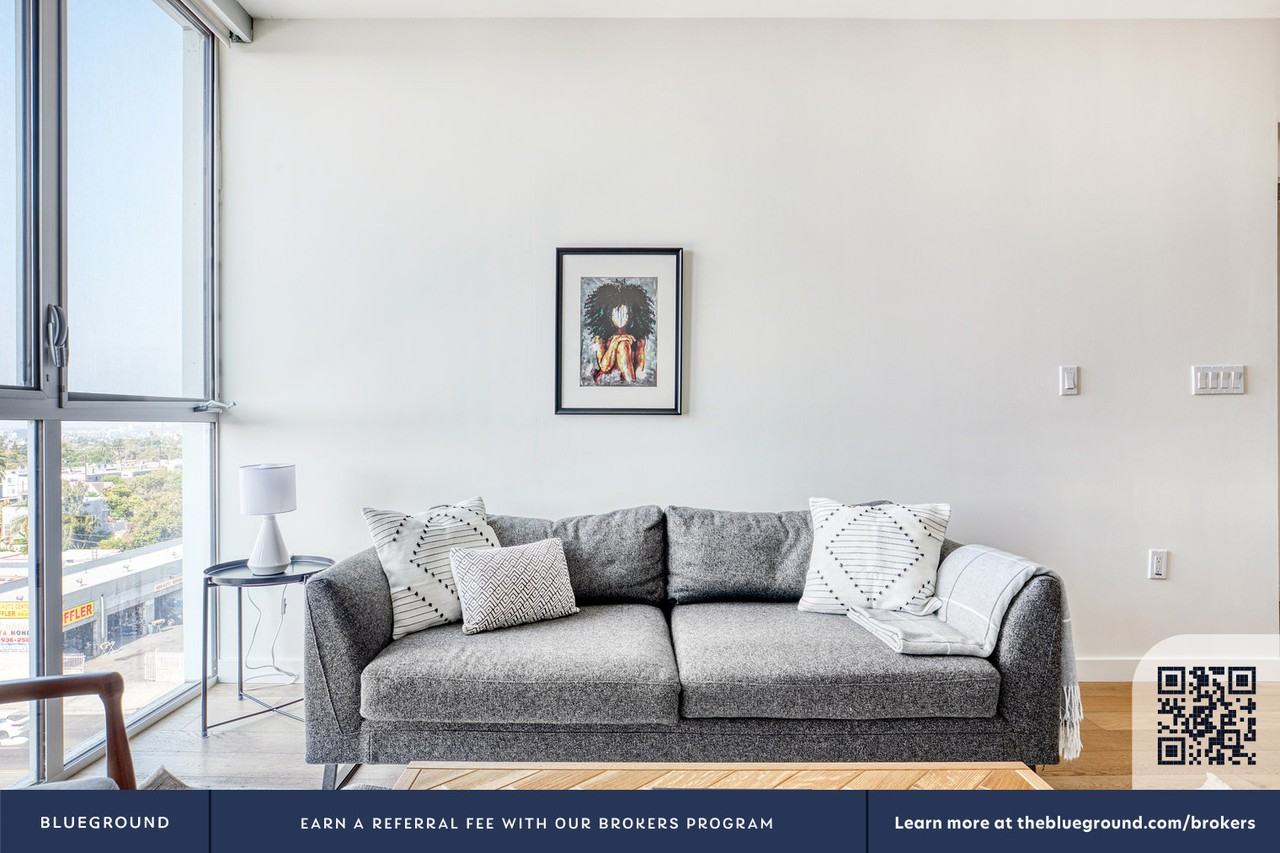 7077 Willoughby Ave #479 - Photo 5 of 36