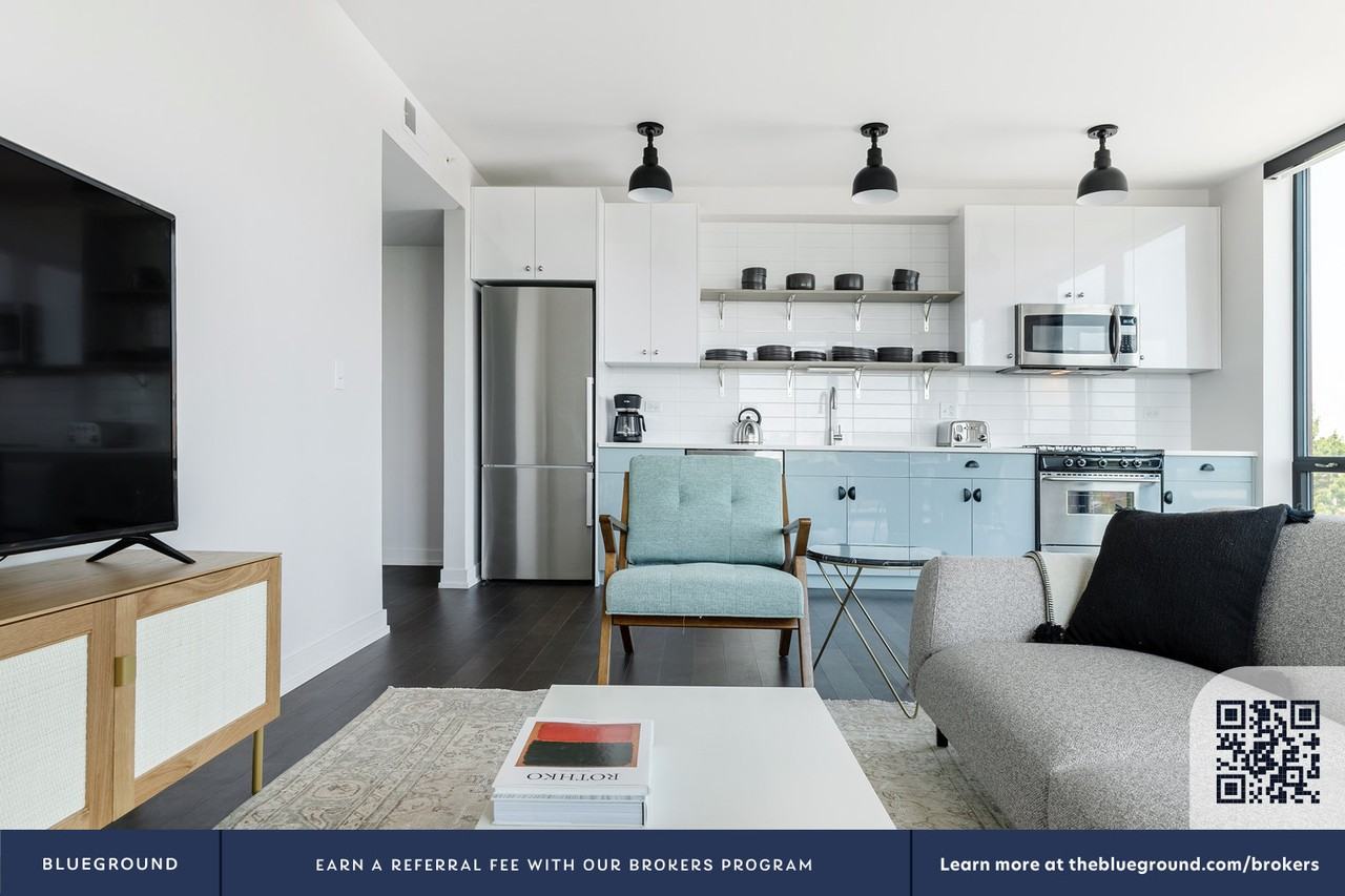 4346 N Honore St #400 - Photo 4 of 28